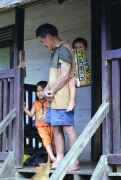 Dayack� mu� nesouc� d�t� ve vesnici Sungai Barang. Kalimantan, Indon�sie.