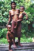 Mlad� mentawajsk� �ena s d�tmi. Ostrov Siberut. Indon�sie.