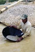 Mu� r��uj�c� diamanty v diamantov�m dole v Cempaka. Kalimantan, Indon�sie.