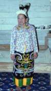 Dayack� �ena v tradi�n�m �boru ve vesnici Long Uro. Kalimantan, Indon�sie.