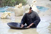 Mu� r��uj�c� diamanty v diamantov�m dole v Cempaka. Kalimantan, Indon�sie.