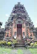 Hinduisticky chr�m v Ubudu.  Bali, Indon�sie.