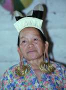 Dayack� �ena v tradi�n�m �boru ve vesnici Long Uro. Kalimantan, Indon�sie.