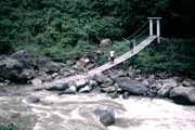 P�echod Baliemsk� �eky po vl�dn�m most� bl�zko vesnice Wamerek. Papua, Indon�sie.