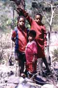 Papu�nsk� d�ti z vesnice Wamerek. Ji�n� ��st Baliemsk�ho �dol�. Papua, Indon�sie.