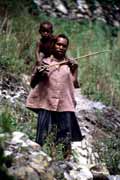 Domorodkyn� z kmene Dani nesouc� mal� d�t�. Papua, Indon�sie.