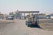 Benz�nka u autobusov�ho n�dra��. M�sto Gedaref. S�d�n.