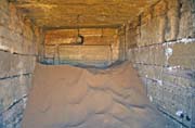 N�kter� pyramidy jsou z��sti zasypan� p�skem. Pyramidy v Meroe. S�d�n.
