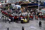 Nosi�i v p��stavu m�sta Sorong se �enou do Pelni lodi. Indon�sie.