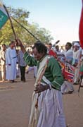 Tan��c� dervi�ov� p�ich�zej�. Jejich barva je zelen�. Me�ita Hamed-an Nil, Chart�m (Omdurman). S�d�n.