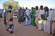 Tan��c� dervi�ov� p�ich�zej�. Jejich barva je zelen�. Me�ita Hamed-an Nil, Chart�m (Omdurman). S�d�n.