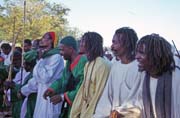 Tan��c� dervi�ov� p�ich�zej�. Jejich barva je zelen�. Me�ita Hamed-an Nil, Chart�m (Omdurman). S�d�n.