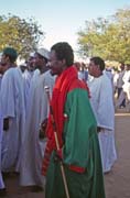 Tan��c� dervi�ov� p�ich�zej�. Jejich barva je zelen�. Me�ita Hamed-an Nil, Chart�m (Omdurman). S�d�n.
