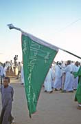 Tan��c� dervi�ov� p�ich�zej�. Jejich barva je zelen�. Me�ita Hamed-an Nil, Chart�m (Omdurman). S�d�n.