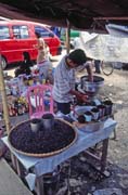 Prodej �estv� pra�en� k�v� na velk�m t�denn�m trhu ve m�st� Rantepao, oblast Tana Toraja. Sulawesi, Indon�sie.