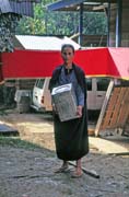 Na poh�ebn� slavnosti. Poz�stal� jsou v�dy v �ern�m. Oblast Tana Toraja. Indon�sie.