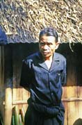 Na poh�ebn� slavnosti. Poz�stal� jsou v�dy v �ern�m. Oblast Tana Toraja. Indon�sie.