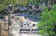 Tradi�n� hroby ve vesnici Lemo. Na galeri�ch p�ed hroby stoj� figurky tau tau. Oblast Tana Toraja Indon�sie.