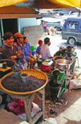 Prodej �estv� pra�en� k�v� na velk�m t�denn�m trhu ve m�st� Rantepao, oblast Tana Toraja. Sulawesi, Indon�sie.