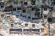 Tradi�n� hroby ve vesnici Lemo. Na galeri�ch p�ed hroby stoj� figurky tau tau. Oblast Tana Toraja Sulawesi,  Indon�sie.