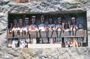 Figurky tau tau stojici p�ed hroby v Lemo. Oblast Tana Toraja. Sulawesi,  Indon�sie.