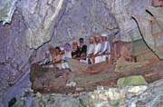 Star� hroby v jeskyni. Oblast Tana Toraja. Indon�sie.