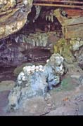 Star� hroby v jeskyni. Oblast Tana Toraja. Indon�sie.