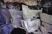 Star� rakve ve tvaru lod� v jeskyn�ch hrobech. Oblast Tana Toraja. Indon�sie.
