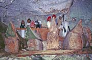Star� hroby v jeskyni. Figurky tau tau a rakve ve tvaru lod�. Oblast Tana Toraja. Indon�sie.