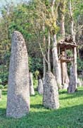 Menhiry maj� p�edstavovat n�hrobky t�ch nejstar��ch p��slu�n�ku etnika Torad��, kte�� byli v oblasti Tana Toraja poh�beni. Indon�sie.