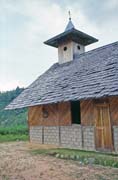 V�t�ina Torad�� se hl�s� ke k�es�anstv�. Nen� p�ekvapen�m, �e na kraji vesnice Timbaan stoj� kostel. Oblast Tana Toraja. Sulawesi, Indon�sie.