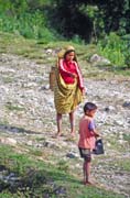 N�vrat z pole. Oblast Tana Toraja. Sulawesi, Indon�sie.