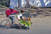 Becak - typick� indon�sk� m�stsk� dopravn� prost�edek. Ujung Pandang. Sulawesi, Indon�sie.