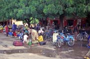 Chyst� se odjezd vlaku do Bamaka a tak se za��naj� okolo n�dra�� srocovat lid�. M�sto Kayes. Mali.