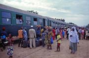 Lidsk� mumraj na jedn� z n�kolika zast�vek vlaku na trase Kayes-Bamako. Mali.