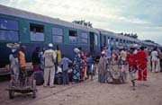 Lidsk� mumraj na jedn� z n�kolika zast�vek vlaku na trase Kayes-Bamako. Mali.