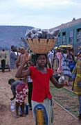 Lidsk� mumraj na jedn� z n�kolika zast�vek vlaku na trase Kayes-Bamako. Mali.