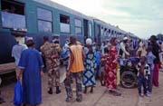 Lidsk� mumraj na jedn� z n�kolika zast�vek vlaku na trase Kayes-Bamako. Mali.