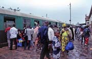 Vlak je v c�li. Stanice Bamako a odchod v�ech pasa��r�. Mali.