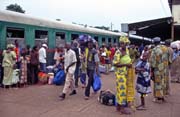 Vlak je v c�li. Stanice Bamako a odchod v�ech pasa��r�. Mali.