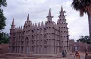Hlin�n� me�ita postaven� v sahelsk�m stylu. Mal� vesnice u m�sta Mopti. Mali.