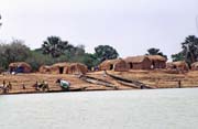 Tradi�n� vesnice okolo �eky Niger. Mali.