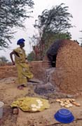 Pe�en� chleba (tedy sp�e chlebov�ch placek). Vesnice Niafunk�. Mali.