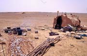 Jednoduch� obydl� m�stn�ch lid�, kter� je vhodn� pro ko�ovn� zp�sob �ivota. Zde �ije cel� rodina.  Mali.