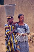 M�stn� d�vky. Kolem �st maj� dekorativn� tetov�n�. Vesnice Bor�. Mali.