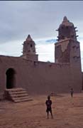 Hlin�n� me�ita postaven� v sahelsk�m stylu. Vesnice Bor�. Mali.