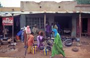 Pouli�n� restaurace. Vesnice Douentza. Mali.