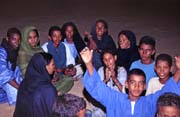 Ve�er v kempu Taureg�. Pou�� Sahara a oblast Adrar des Ifoghas. Mali.