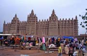 M�sto Djenn� a za��naj�c� pond�ln� trh. Mali.