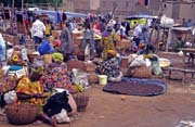 Za��naj�c� pond�ln� trh ve m�ste Djenn�. Mali.